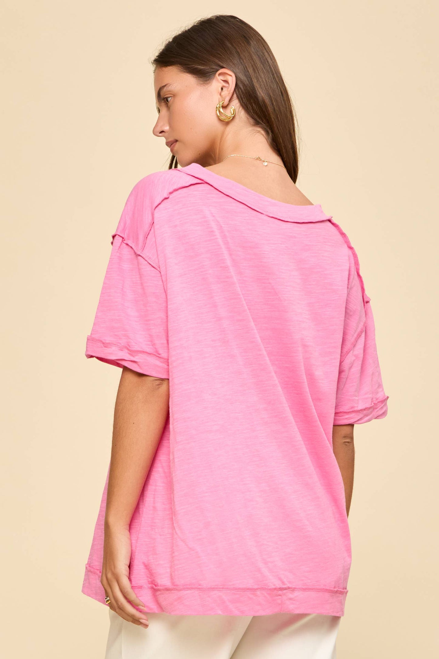 THE BASIC V-NECK TEE