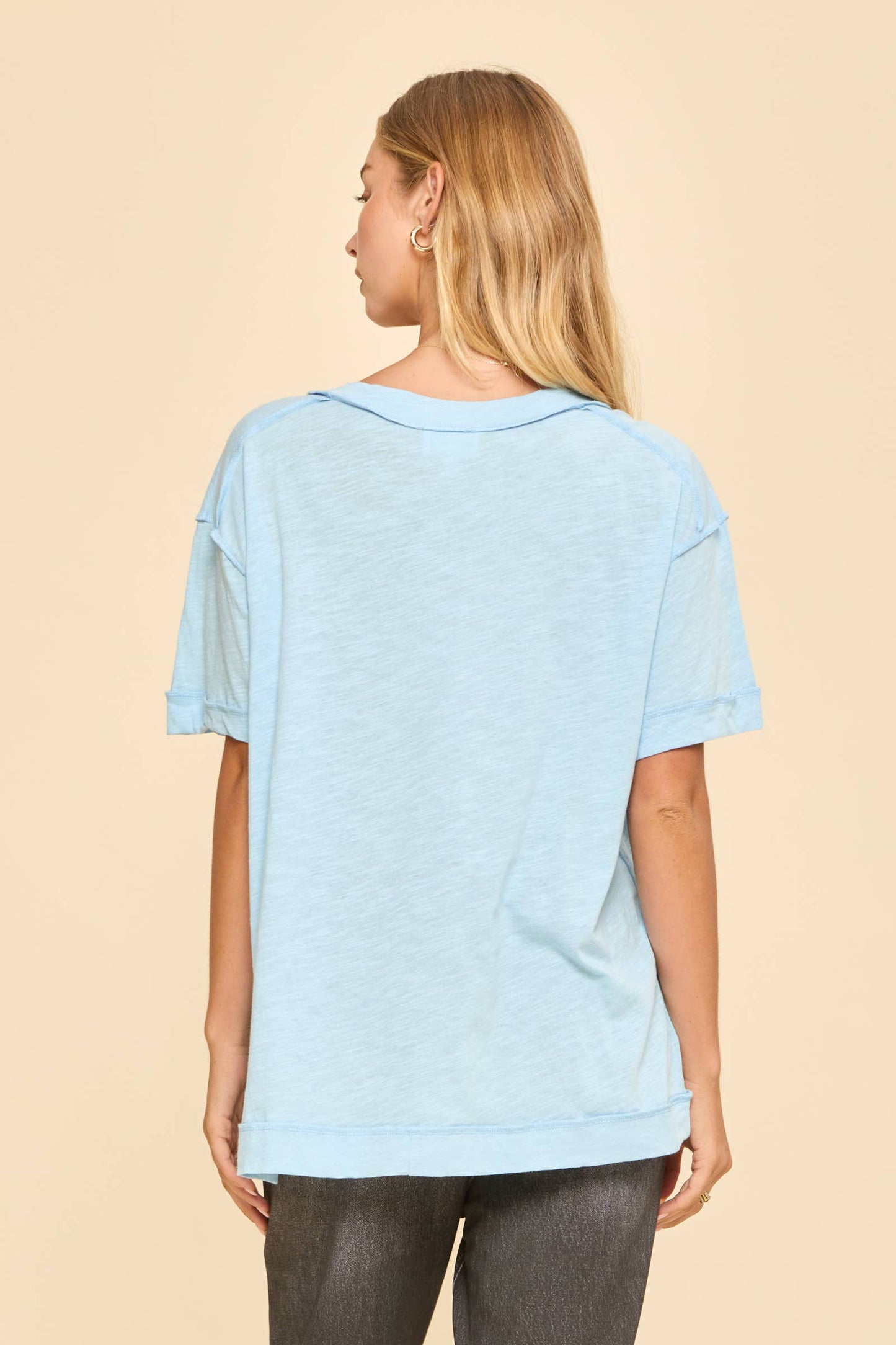 THE BASIC V-NECK TEE