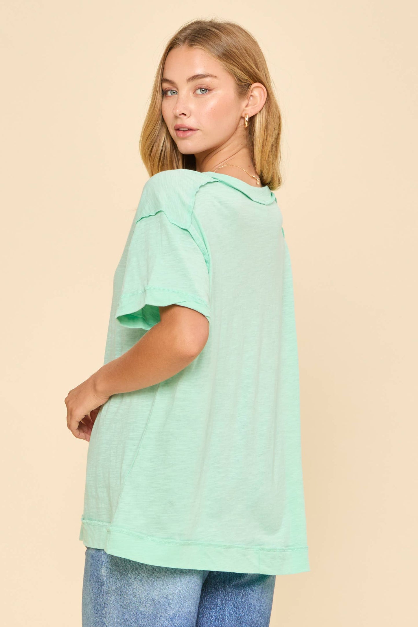 THE BASIC V-NECK TEE
