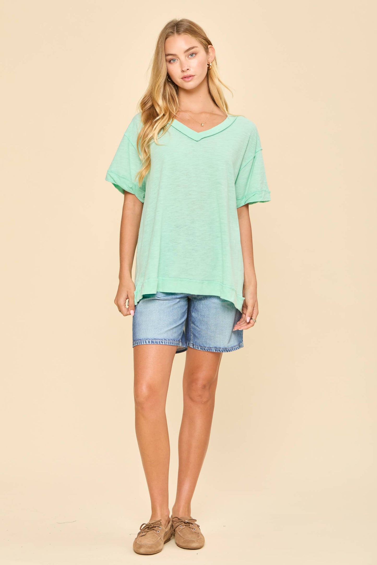 THE BASIC V-NECK TEE