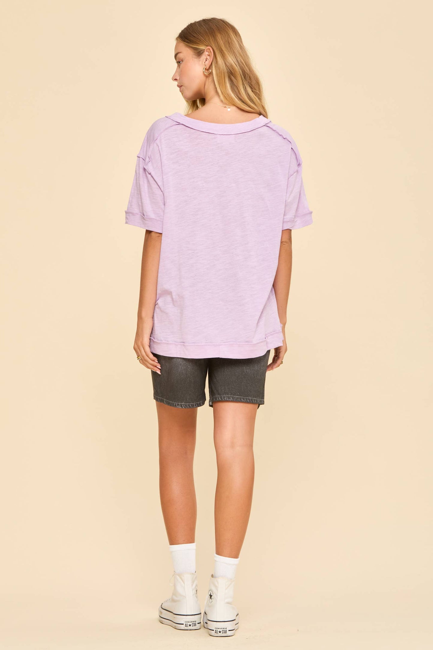 THE BASIC V-NECK TEE